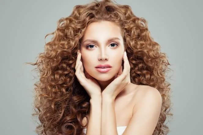 Najlepsze fryzury dla kręconych włosów: stylizacje i porady