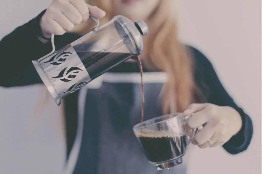 Dlaczego kawa szkodzi przed makijażem permanentnym - 5 powodów