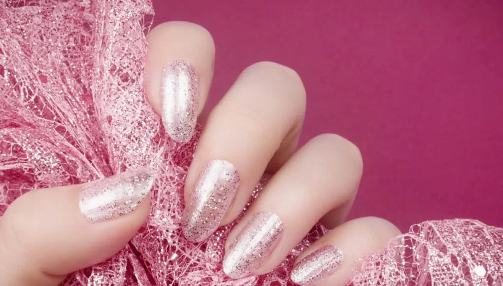Jak nakładać pyłek do paznokci: 5 prostych kroków dla efektu wow