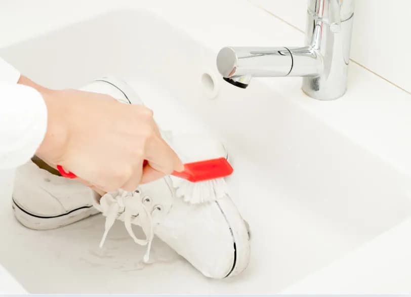 Skuteczne sposoby na czyszczenie butów z siatki bez uszkodzeń