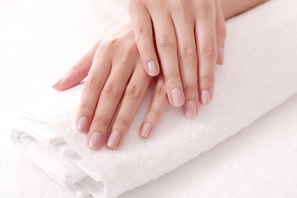 Manicure japoński - czy naprawdę wzmacnia paznokcie? Fakty i mity