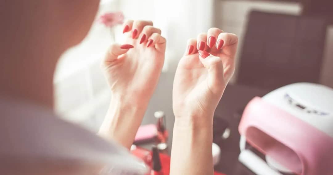 Czy manicure hybrydowy niszczy paznokcie? Prawda o wpływie hybrydy