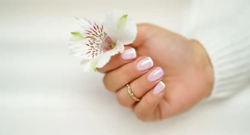 Jaki lakier do french manicure? Wybierz idealny dla siebie