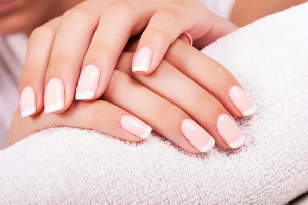 French manicure w domu: 5 prostych kroków do idealnych paznokci