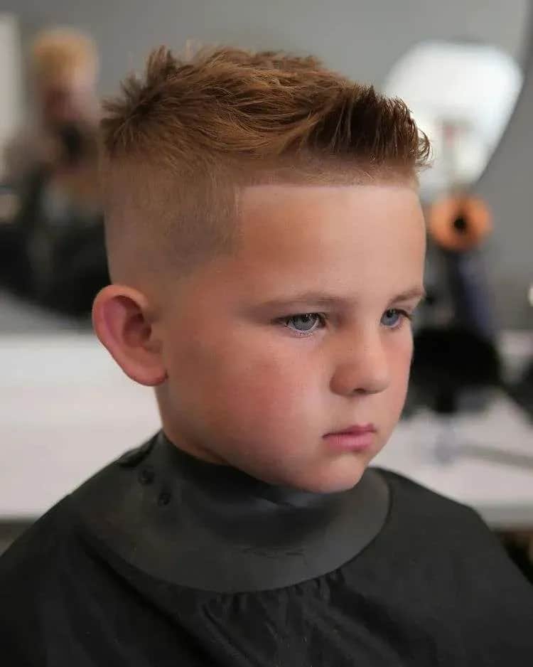 Fajne fryzury dla chłopaka: 7 modnych stylów i porad