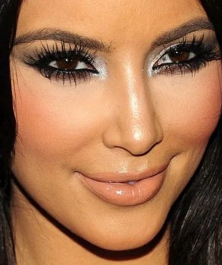 Makijaż w stylu Kim Kardashian: 5 sekretów idealnego looku gwiazdy